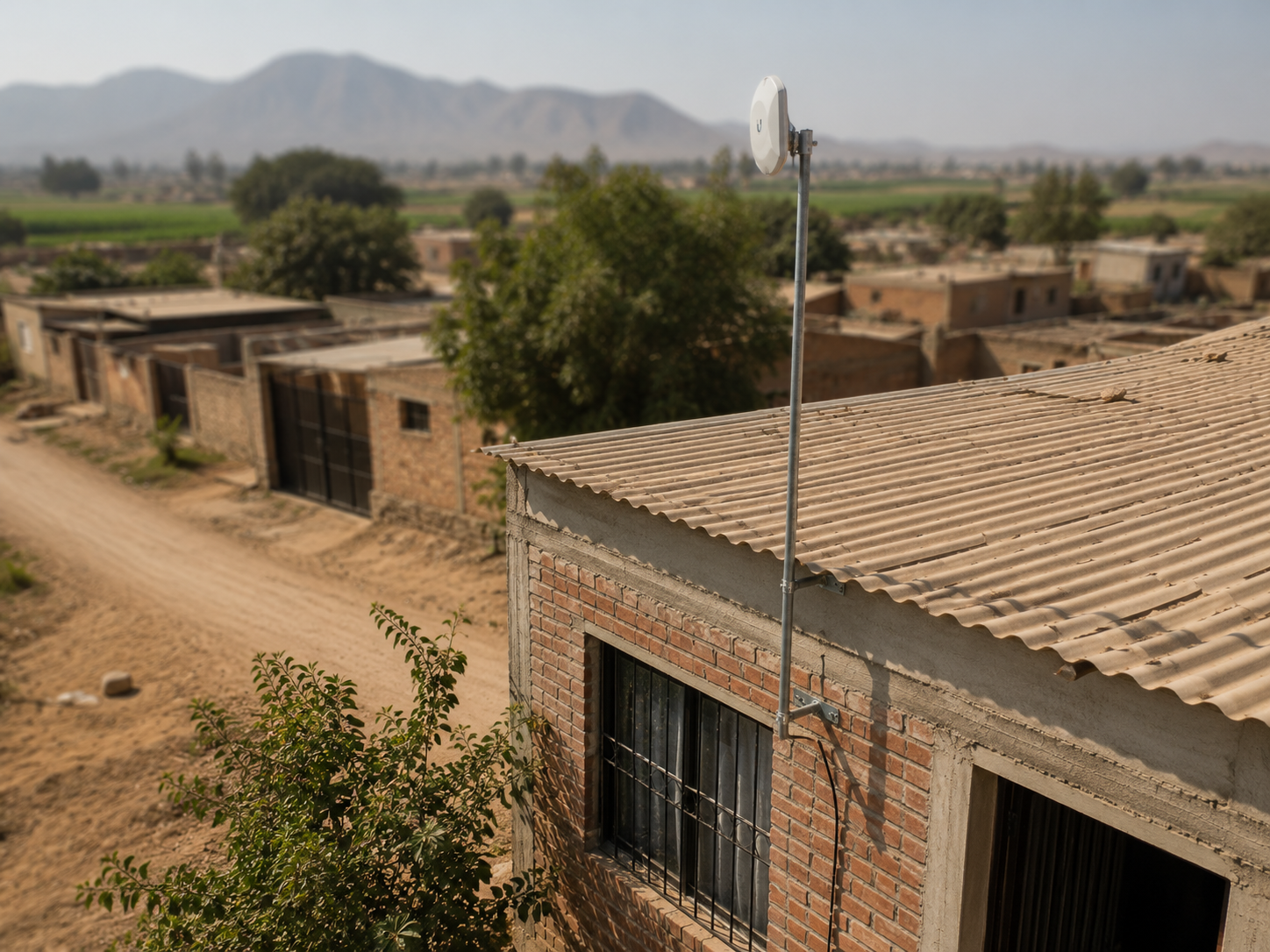 Antena Ubiquiti en techo de vivienda con pueblo al fondo